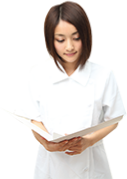 カルテを見る看護師