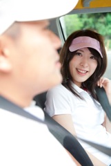 ゴルフをする男女イメージ