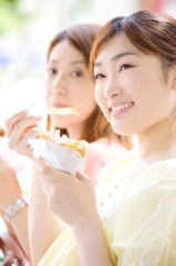 ご飯を食べる女性イメージ