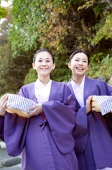 温泉に入る女性イメージ