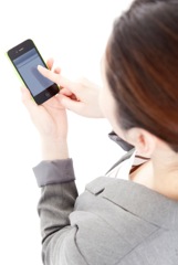 スマートフォンで検索する女性イメージ