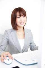 サイト登録する女性イメージ