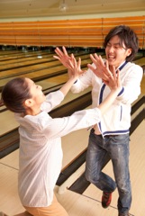 ボーリングする男女イメージ